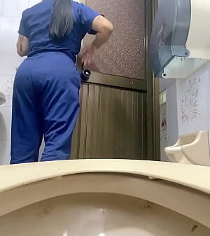 BAÑO DE HOSPITAL GRABA A PACIENTE Y ENFERMERA MEANDO