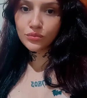 Mulher Tatuada com lábios grandes