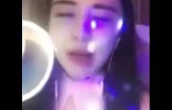 网红女主播喝高了一言不合把衣服都脱了让大家饱眼福