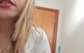 loira no banheiro